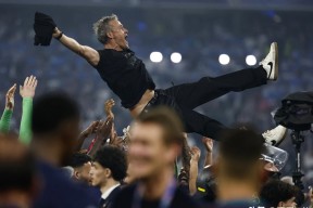 kaiyun sports网页登录入口包含穆雷焦点对战，Uzi与70激战巴黎圣日耳曼分钟，重要助攻胜负难料！的词条